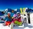 En familie med ski