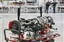 En tesla motor/batteri på en fabrik.