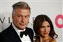 alec baldwin poserer med sin kone