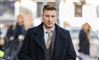 nicklas bendtner går på gaden iført jakke og slips