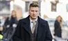 nicklas bendtner går på gaden iført jakke og slips