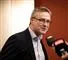 En mand bliver interviewet