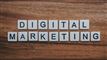 Scrabble-bogstaver på et bord, der siger Digital Marketing