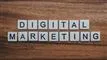 Scrabble-bogstaver på et bord, der siger Digital Marketing
