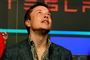 Elon Musk kigger op mod stjerne 