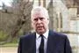 Prins Andrew foran en kirke han ser alvorlig ud.