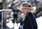 Dronning Margrethe i profil med lys hat