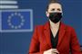 Mette Frederiksen med mundbind ved et EU skilt 