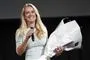 pernille vermund smiler med blomster i hånden