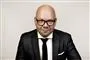 Lars Hjortshøj kigger direkte ind i kameraet.
