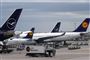 En række Lufthansa-fly på jorden i en lufthavn