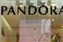 En butiksfacade med Pandora