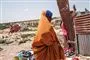 En fattig afrikaner i en ørken