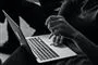 person sidder ved laptop 