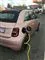 En lille Fiat bliver ladet op