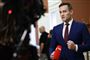 en politiker i jakkesæt taler