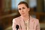Mette Frederiksen står foran mikrofon