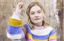 kvinde i sweater poserer 