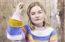 kvinde i sweater poserer 