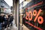 folk står udenfor butik under black friday 