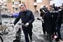 en mand med en cykel