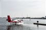En rød og hvid vandflyver i en havn