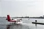 En rød og hvid vandflyver i en havn