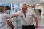 Boris Johnson uden mundbind på et hospital