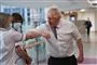Boris Johnson uden mundbind på et hospital