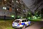 politibil holder foran boligblok