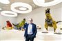 mand står foran lego-dinosaurer 