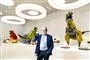 mand står foran lego-dinosaurer 