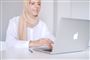 Kvinde arbejder på computer