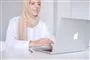 Kvinde arbejder på computer