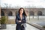 En smilende smuk brunette