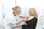 En dame bliver vaccinerret