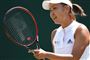 tennisspiller står med ketcher 