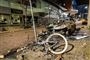 ødelagt cykel og udbrændt bil i gade efter uroligheder 