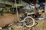 ødelagt cykel og udbrændt bil i gade efter uroligheder 
