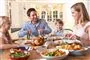 Familie ved spisebordet.