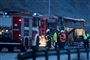 Den udbrændte bus omringet af brandfolk og teknikere, der undersøger, hvorfor den brød i brand. 