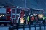 Den udbrændte bus omringet af brandfolk og teknikere, der undersøger, hvorfor den brød i brand. 