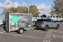 En bil med trailer