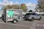 En bil med trailer