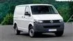 En hvid VW transporter med sløret nummerplade. 