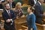 Jakob Ellemann-Jensen og Mette Frederikseb taler sammen i folketingssalen