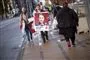 folk går på gaden med valgplakater 