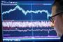 En analytiker sidder foran en computerskærm
