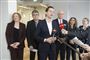 Kaare Dybvad Beck i forgrunden med repræsentanter fra de andre bag aftalen bag sig. 