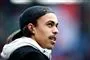 Yussuf Poulsen i profil med kasket omvendt på.